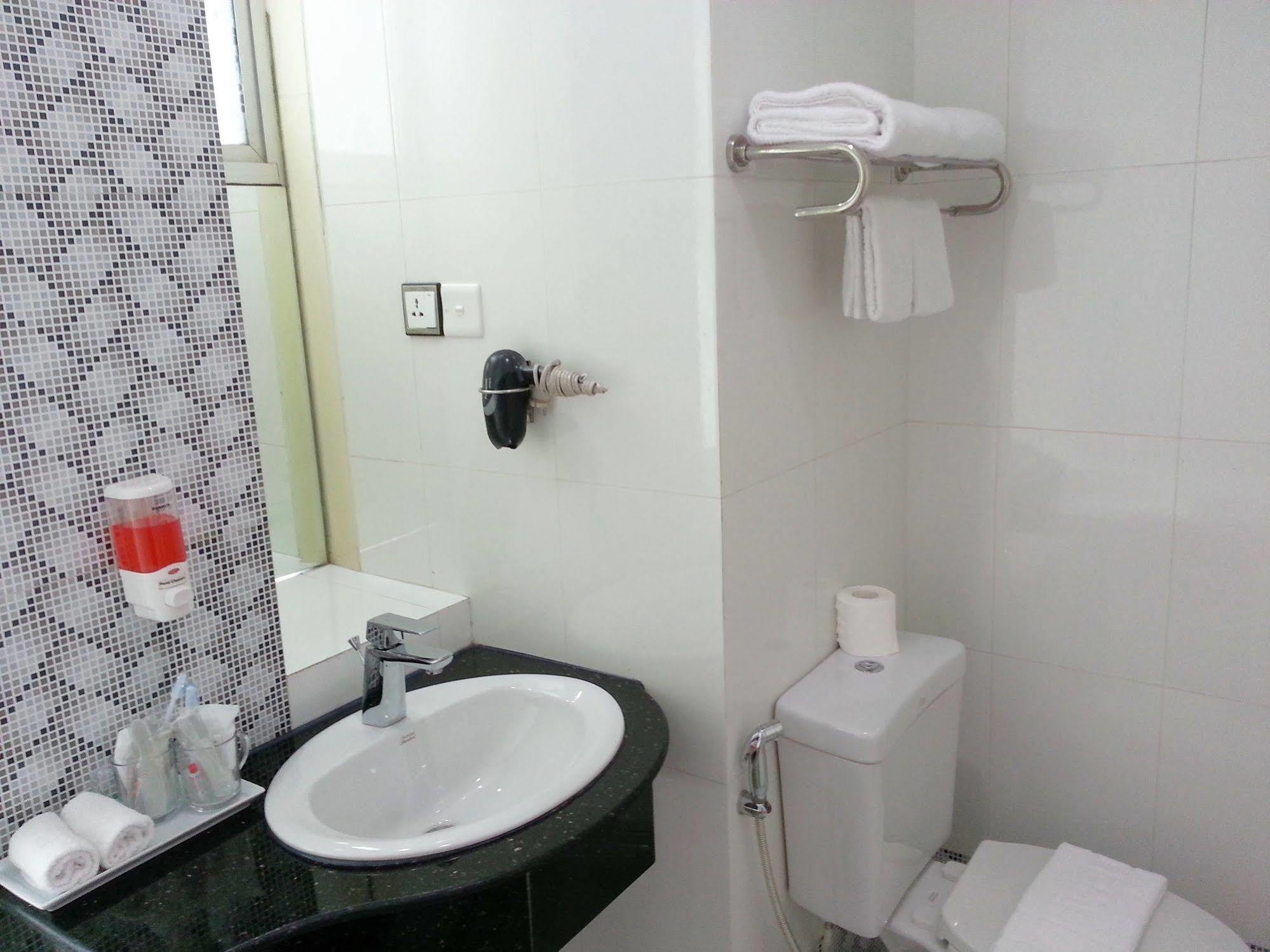 Grand Laurel Hotel Γιανγκόν Εξωτερικό φωτογραφία