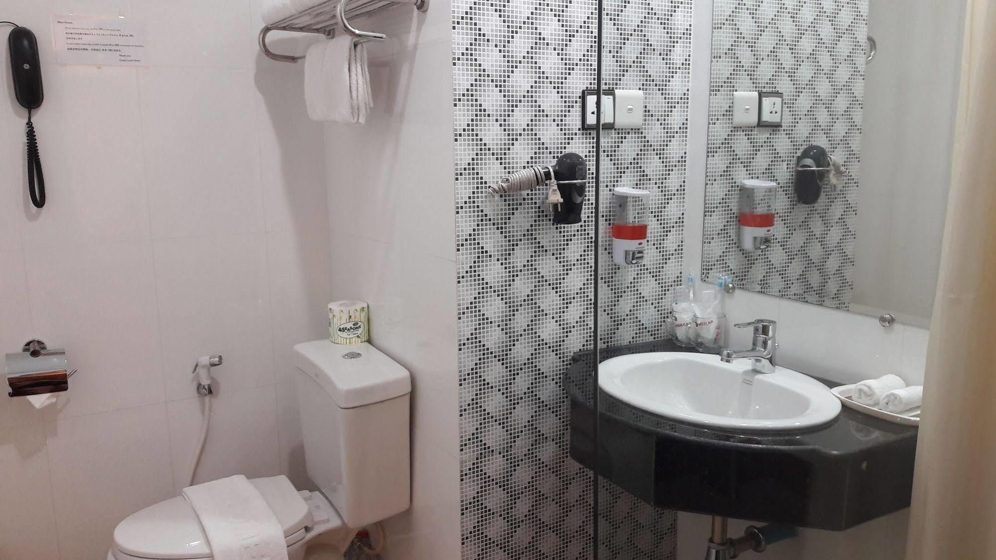 Grand Laurel Hotel Γιανγκόν Εξωτερικό φωτογραφία